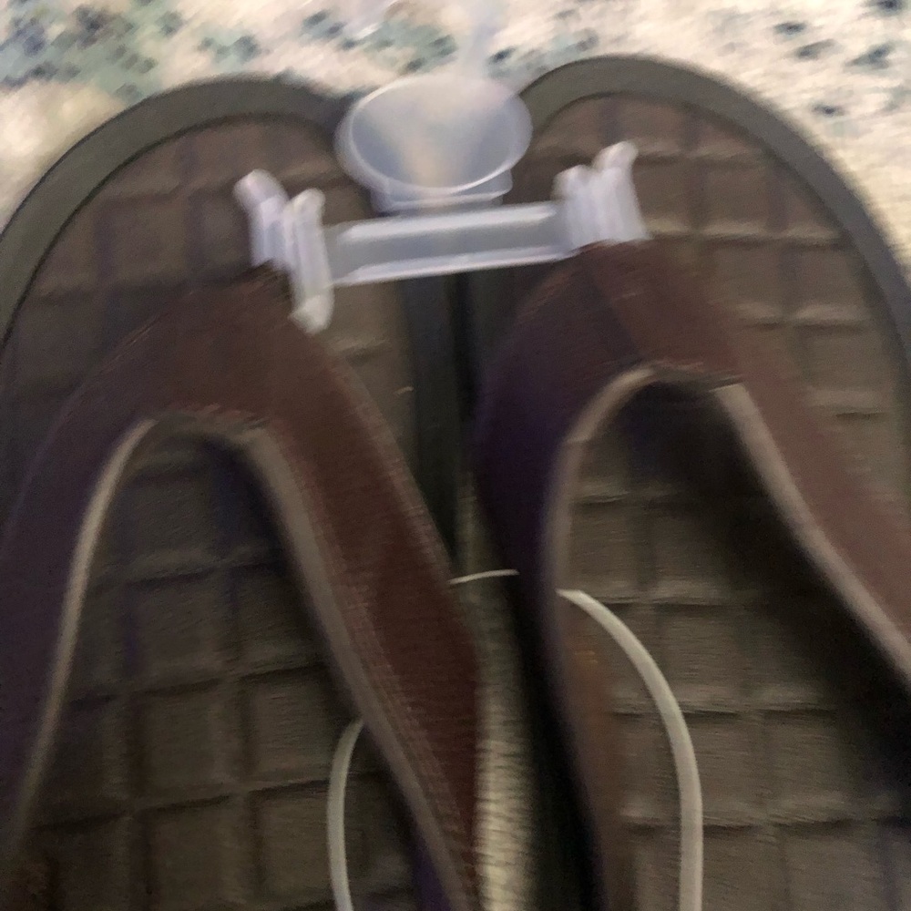 Kenneth Cole Quilted Brown Flip-Flops - Picture 3 of 6